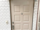 小工事汚れが目立ちづらい色で塗装した玄関ドア