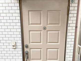 小工事 汚れが目立ちづらい色で塗装した玄関ドア