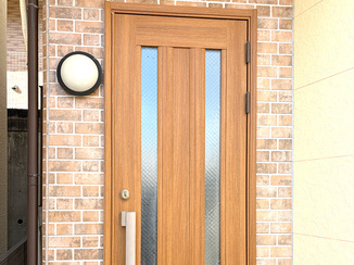 小工事 膨らみ・劣化を化粧フィルムで整えた玄関ドア