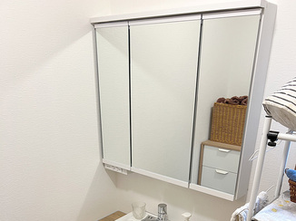 洗面リフォーム 三面鏡で収納力アップ、すっきり整う洗面室