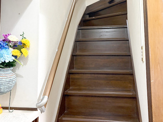 内装リフォーム スムーズに上り下りできるようになった階段の手すり