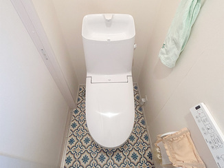 トイレリフォーム 床のアクセントで印象が一新されたレストルーム