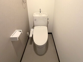 トイレリフォーム 清潔感あふれる、シックで落ち着いた雰囲気の快適レストルーム